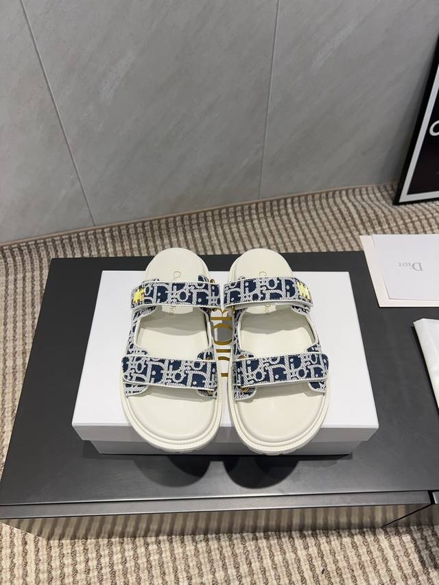 出厂: 独家顶级版本 Dior 迪奥 25Ss 夏季高版本经典爆款凉鞋系列 沙滩厚底凉拖 简约超级百搭. 上脚完美奢华可任意搭配春夏服饰. 脚感更是舒适！材质原