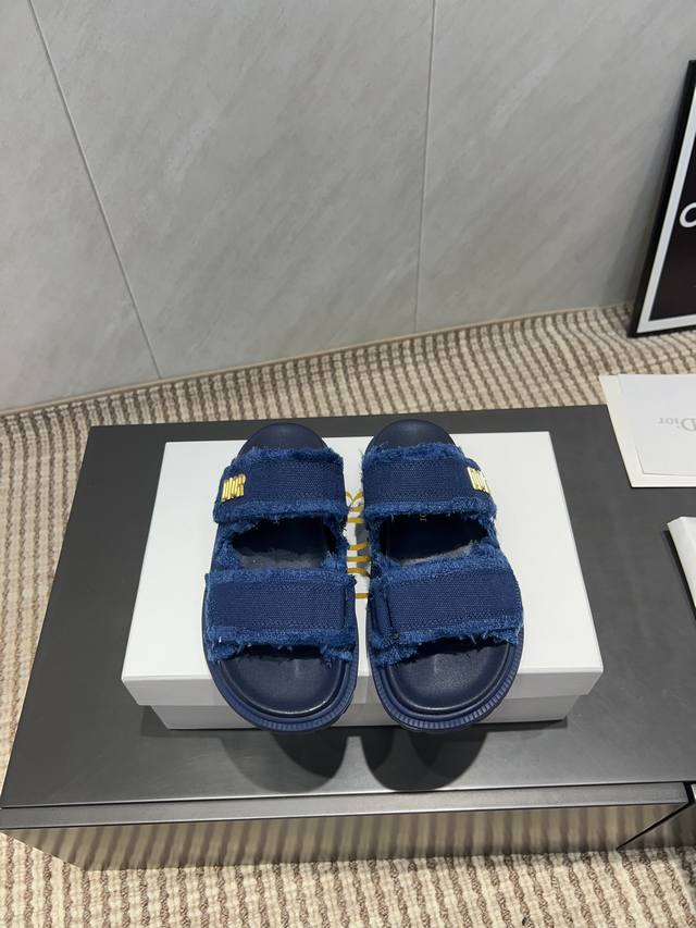 出厂: 独家顶级版本 Dior 迪奥 25Ss 夏季高版本经典爆款凉鞋系列 沙滩厚底凉拖 简约超级百搭. 上脚完美奢华可任意搭配春夏服饰. 脚感更是舒适！材质原