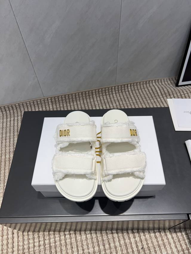 出厂: 独家顶级版本 Dior 迪奥 25Ss 夏季高版本经典爆款凉鞋系列 沙滩厚底凉拖 简约超级百搭. 上脚完美奢华可任意搭配春夏服饰. 脚感更是舒适！材质原