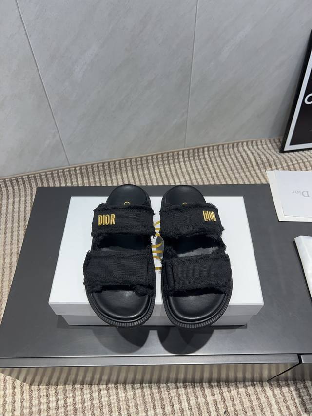 出厂: 独家顶级版本 Dior 迪奥 25Ss 夏季高版本经典爆款凉鞋系列 沙滩厚底凉拖 简约超级百搭. 上脚完美奢华可任意搭配春夏服饰. 脚感更是舒适！材质原