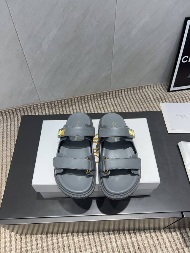 出厂: 独家顶级版本 Dior 迪奥 25Ss 夏季高版本经典爆款凉鞋系列 沙滩厚底凉拖 简约超级百搭. 上脚完美奢华可任意搭配春夏服饰. 脚感更是舒适！材质原