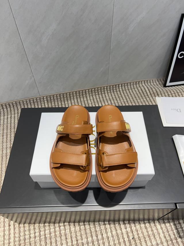 出厂: 独家顶级版本 Dior 迪奥 25Ss 夏季高版本经典爆款凉鞋系列 沙滩厚底凉拖 简约超级百搭. 上脚完美奢华可任意搭配春夏服饰. 脚感更是舒适！材质原
