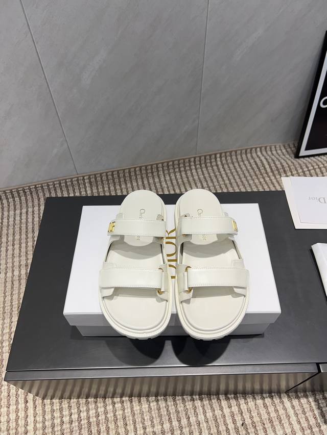 出厂: 独家顶级版本 Dior 迪奥 25Ss 夏季高版本经典爆款凉鞋系列 沙滩厚底凉拖 简约超级百搭. 上脚完美奢华可任意搭配春夏服饰. 脚感更是舒适！材质原