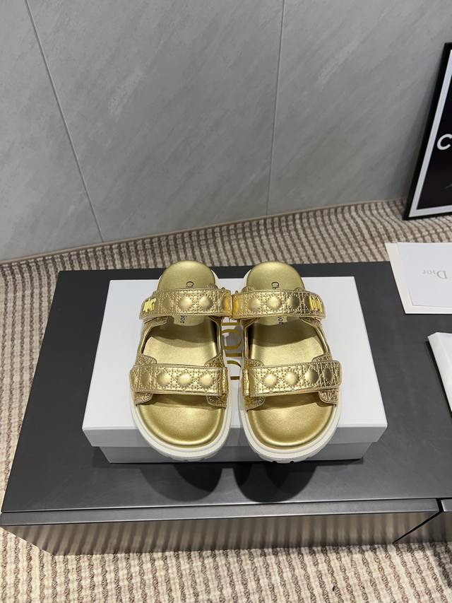 出厂: 独家顶级版本 Dior 迪奥 25Ss 夏季高版本经典爆款凉鞋系列 沙滩厚底凉拖 简约超级百搭. 上脚完美奢华可任意搭配春夏服饰. 脚感更是舒适！材质原