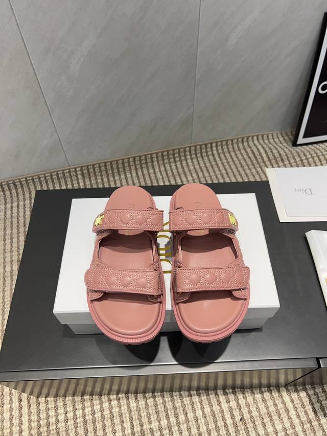 出厂: 独家顶级版本 Dior 迪奥 25Ss 夏季高版本经典爆款凉鞋系列 沙滩厚底凉拖 简约超级百搭. 上脚完美奢华可任意搭配春夏服饰. 脚感更是舒适！材质原