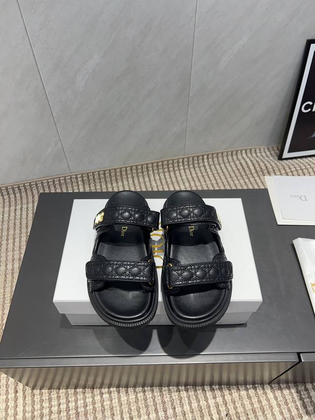 出厂: 独家顶级版本 Dior 迪奥 25Ss 夏季高版本经典爆款凉鞋系列 沙滩厚底凉拖 简约超级百搭. 上脚完美奢华可任意搭配春夏服饰. 脚感更是舒适！材质原