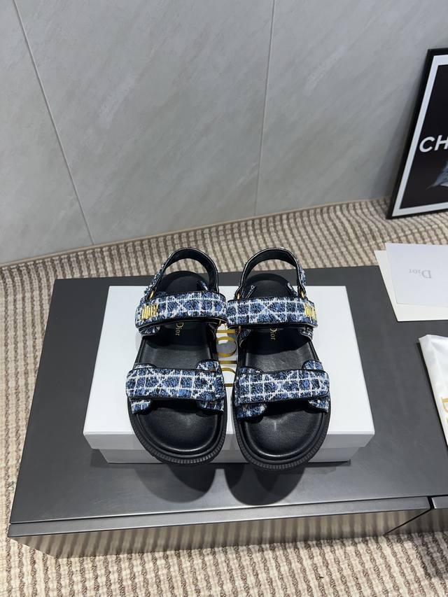 出厂: 独家顶级版本 Dior 迪奥 25Ss 夏季高版本经典爆款凉鞋系列 沙滩厚底凉鞋 简约超级百搭. 上脚完美奢华可任意搭配春夏服饰. 脚感更是舒适！材质原