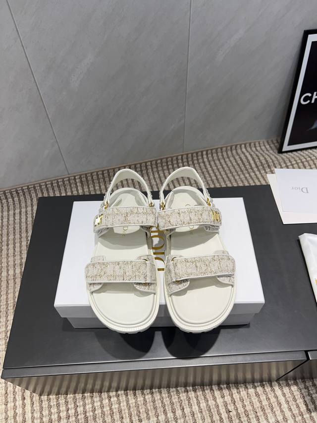 出厂: 独家顶级版本 Dior 迪奥 25Ss 夏季高版本经典爆款凉鞋系列 沙滩厚底凉鞋 简约超级百搭. 上脚完美奢华可任意搭配春夏服饰. 脚感更是舒适！材质原