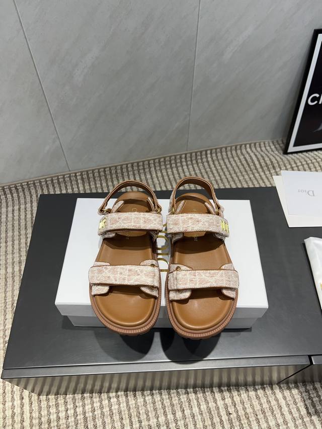 出厂: 独家顶级版本 Dior 迪奥 25Ss 夏季高版本经典爆款凉鞋系列 沙滩厚底凉鞋 简约超级百搭. 上脚完美奢华可任意搭配春夏服饰. 脚感更是舒适！材质原