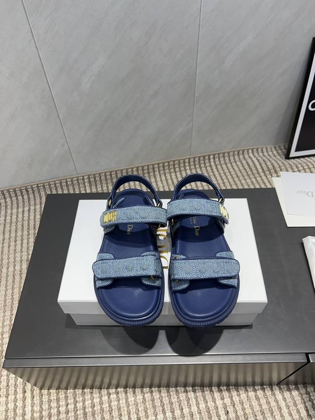 出厂: 独家顶级版本 Dior 迪奥 25Ss 夏季高版本经典爆款凉鞋系列 沙滩厚底凉鞋 简约超级百搭. 上脚完美奢华可任意搭配春夏服饰. 脚感更是舒适！材质原
