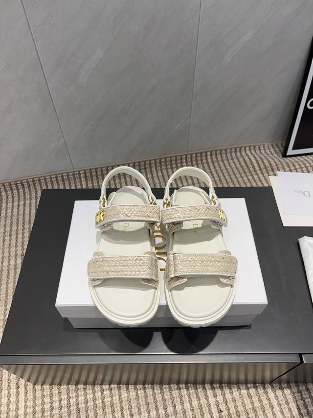 出厂: 独家顶级版本 Dior 迪奥 25Ss 夏季高版本经典爆款凉鞋系列 沙滩厚底凉鞋 简约超级百搭. 上脚完美奢华可任意搭配春夏服饰. 脚感更是舒适！材质原