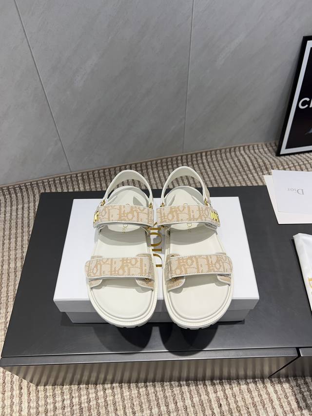 出厂: 独家顶级版本 Dior 迪奥 25Ss 夏季高版本经典爆款凉鞋系列 沙滩厚底凉鞋 简约超级百搭. 上脚完美奢华可任意搭配春夏服饰. 脚感更是舒适！材质原