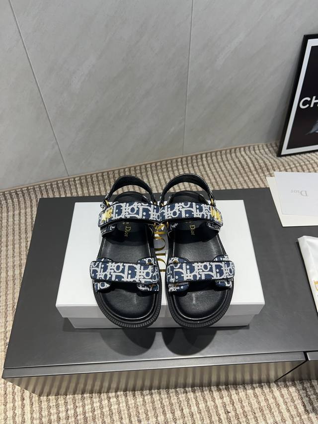 出厂: 独家顶级版本 Dior 迪奥 25Ss 夏季高版本经典爆款凉鞋系列 沙滩厚底凉鞋 简约超级百搭. 上脚完美奢华可任意搭配春夏服饰. 脚感更是舒适！材质原