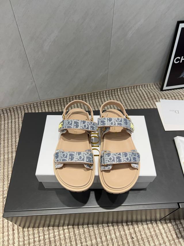 出厂: 独家顶级版本 Dior 迪奥 25Ss 夏季高版本经典爆款凉鞋系列 沙滩厚底凉鞋 简约超级百搭. 上脚完美奢华可任意搭配春夏服饰. 脚感更是舒适！材质原