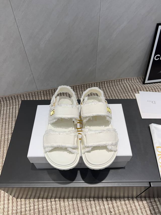 出厂: 独家顶级版本 Dior 迪奥 25Ss 夏季高版本经典爆款凉鞋系列 沙滩厚底凉鞋 简约超级百搭. 上脚完美奢华可任意搭配春夏服饰. 脚感更是舒适！材质原