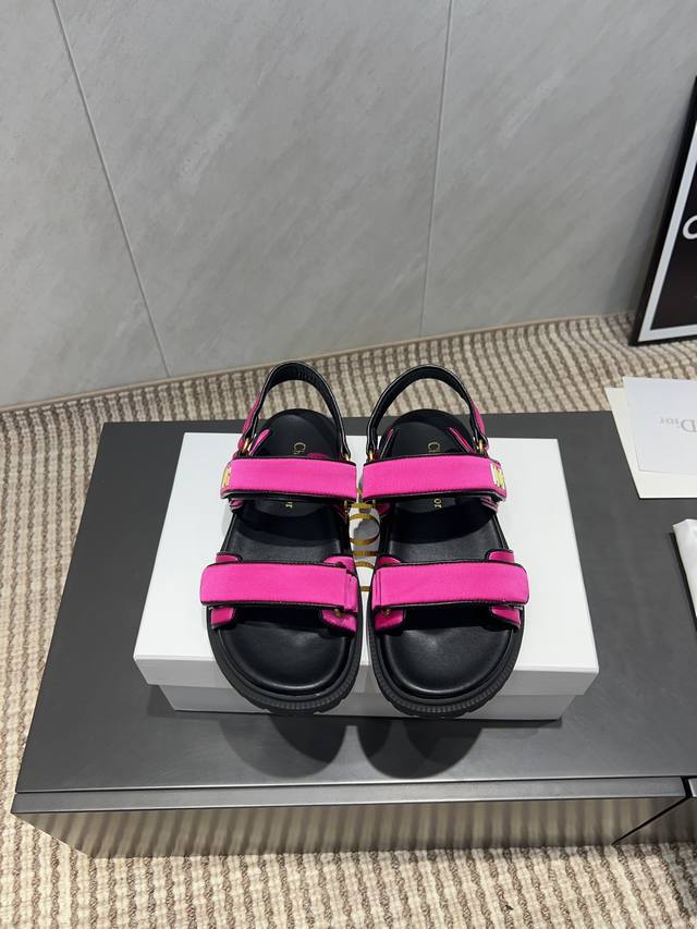 出厂: 独家顶级版本 Dior 迪奥 25Ss 夏季高版本经典爆款凉鞋系列 沙滩厚底凉鞋 简约超级百搭. 上脚完美奢华可任意搭配春夏服饰. 脚感更是舒适！材质原