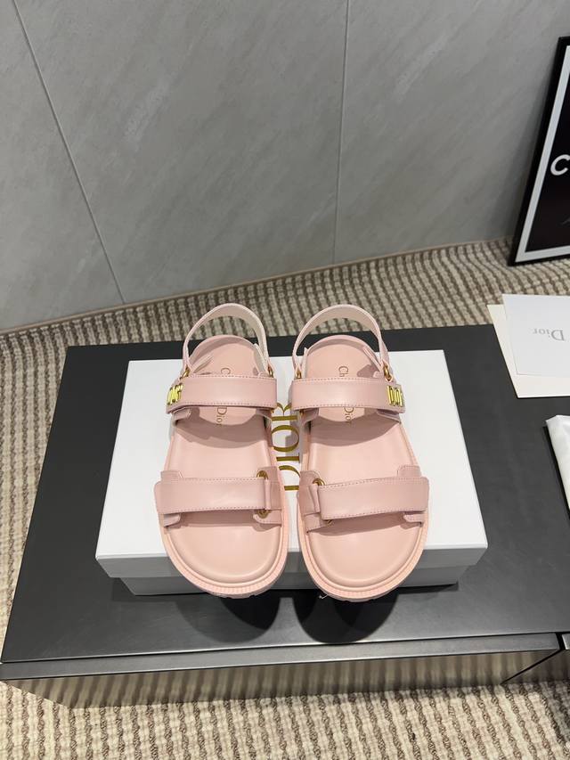 出厂: 独家顶级版本 Dior 迪奥 25Ss 夏季高版本经典爆款凉鞋系列 沙滩厚底凉鞋 简约超级百搭. 上脚完美奢华可任意搭配春夏服饰. 脚感更是舒适！材质原