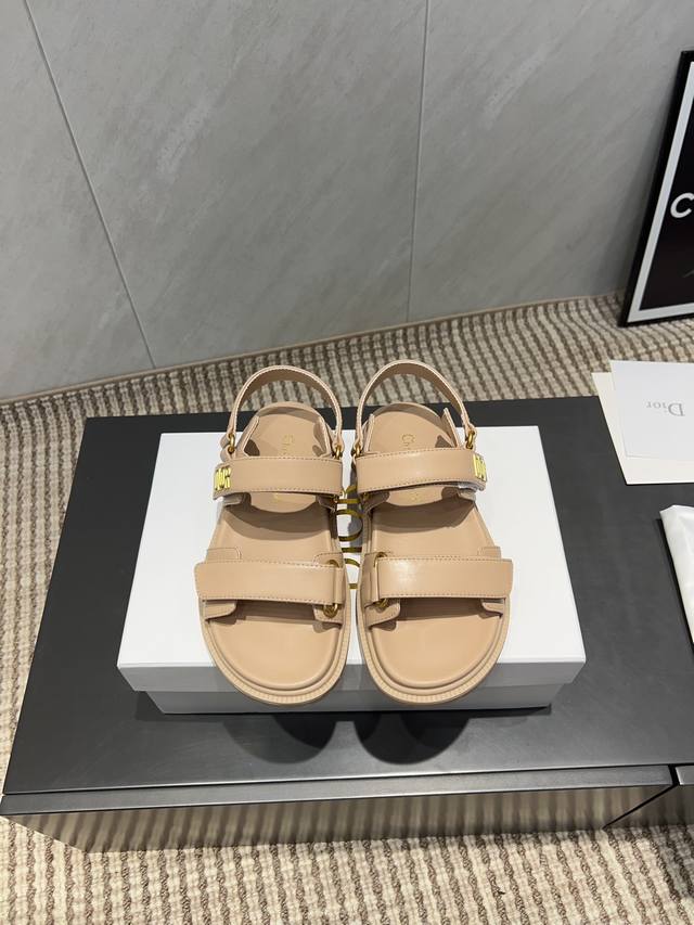 出厂: 独家顶级版本 Dior 迪奥 25Ss 夏季高版本经典爆款凉鞋系列 沙滩厚底凉鞋 简约超级百搭. 上脚完美奢华可任意搭配春夏服饰. 脚感更是舒适！材质原