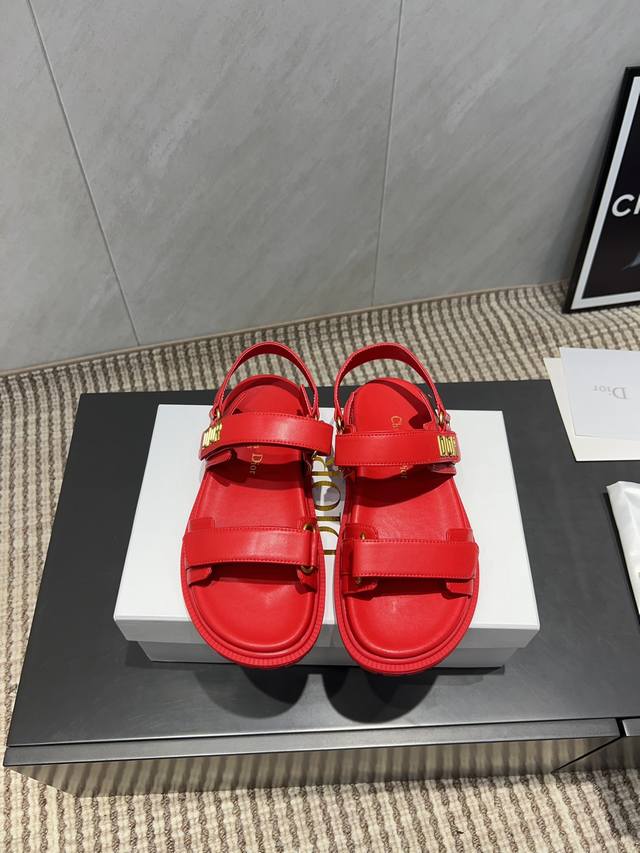 出厂: 独家顶级版本 Dior 迪奥 25Ss 夏季高版本经典爆款凉鞋系列 沙滩厚底凉鞋 简约超级百搭. 上脚完美奢华可任意搭配春夏服饰. 脚感更是舒适！材质原