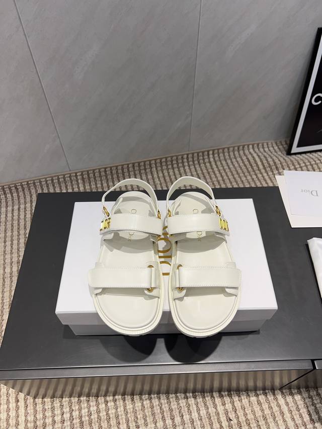 出厂: 独家顶级版本 Dior 迪奥 25Ss 夏季高版本经典爆款凉鞋系列 沙滩厚底凉鞋 简约超级百搭. 上脚完美奢华可任意搭配春夏服饰. 脚感更是舒适！材质原