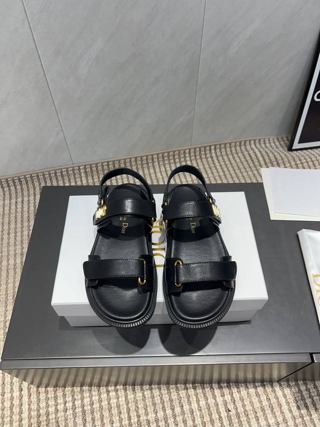出厂: 独家顶级版本 Dior 迪奥 25Ss 夏季高版本经典爆款凉鞋系列 沙滩厚底凉鞋 简约超级百搭. 上脚完美奢华可任意搭配春夏服饰. 脚感更是舒适！材质原