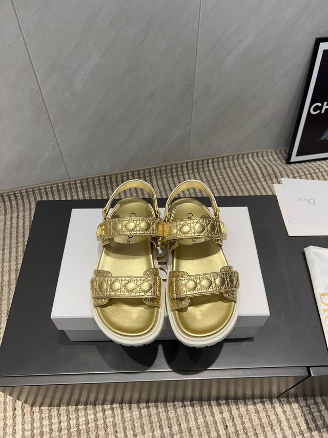 出厂: 独家顶级版本 Dior 迪奥 25Ss 夏季高版本经典爆款凉鞋系列 沙滩厚底凉鞋 简约超级百搭. 上脚完美奢华可任意搭配春夏服饰. 脚感更是舒适！材质原
