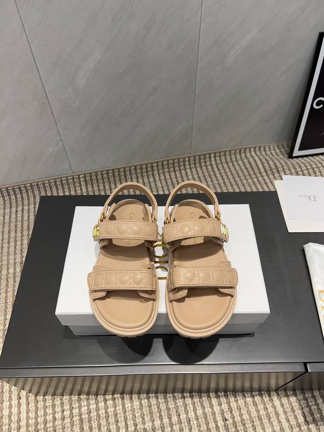 出厂: 独家顶级版本 Dior 迪奥 25Ss 夏季高版本经典爆款凉鞋系列 沙滩厚底凉鞋 简约超级百搭. 上脚完美奢华可任意搭配春夏服饰. 脚感更是舒适！材质原