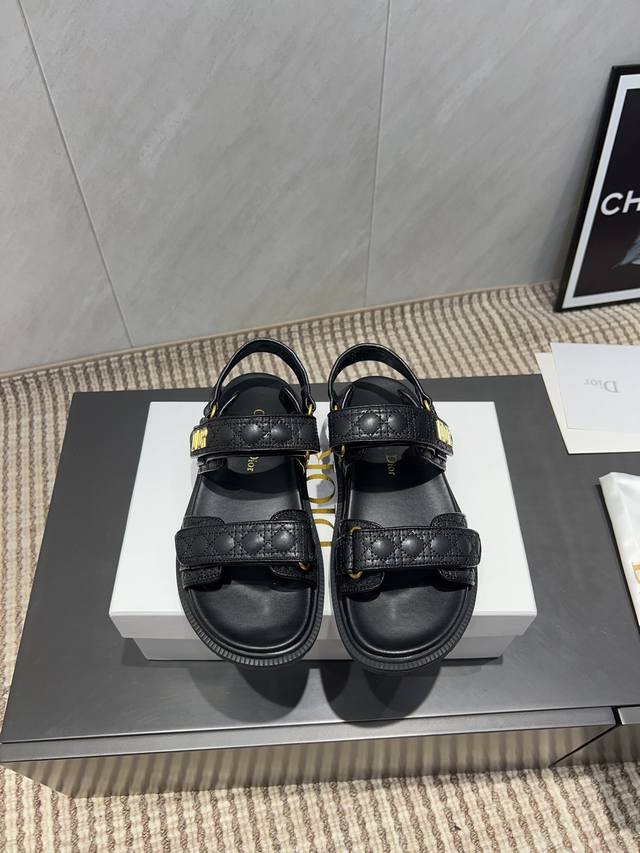 出厂: 独家顶级版本 Dior 迪奥 25Ss 夏季高版本经典爆款凉鞋系列 沙滩厚底凉鞋 简约超级百搭. 上脚完美奢华可任意搭配春夏服饰. 脚感更是舒适！材质原