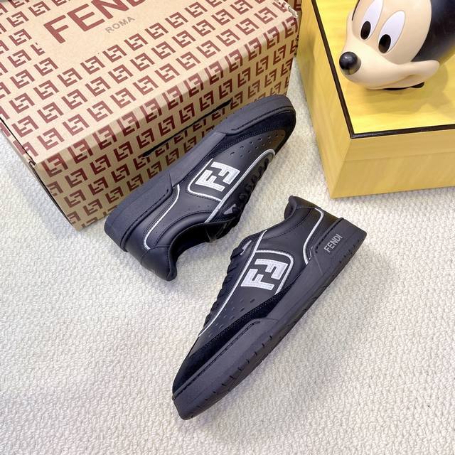 最新色系！ 最新版面 情侣款 Fendi芬迪2025新色系列板鞋休闲鞋 Fd Match 系带运动鞋 升级新款 拼接鞋面 新鲜血液注入加Ff复古的设计 超好看百