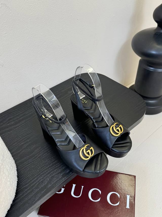 G家 古驰 专柜新品 防水台马衔扣一字带凉鞋， 原版1：1复制 ①面料：Sheep皮 ②原版1:1定制五金 ③内里： 羊皮垫脚 ④大底：真皮大底 ⑤跟高：前水台