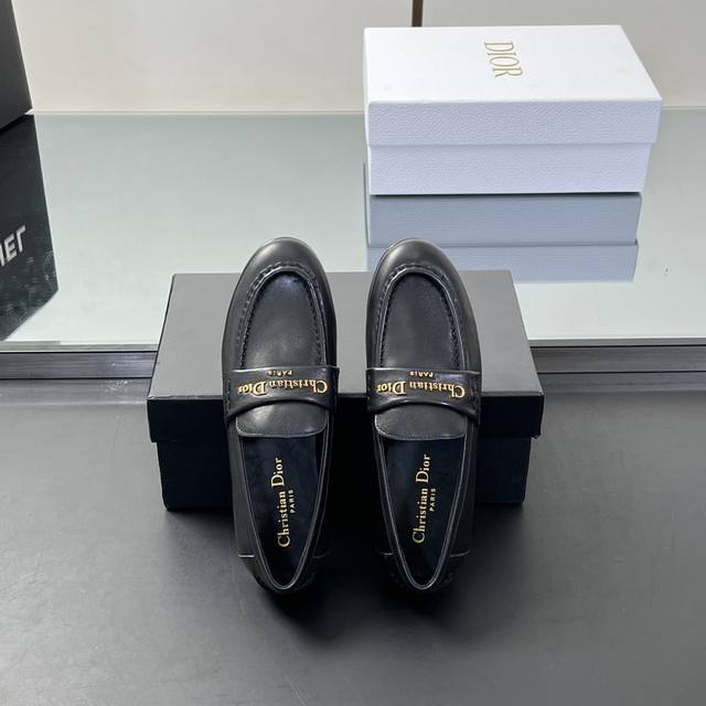 高版本 迪奥这款Dior Boy 乐福鞋是2025秋季系列新品，以高雅风格重新演绎经典设计。白色柔软牛皮革鞋面搭配杏仁形鞋头，鞋面饰以金色饰面金属Christi