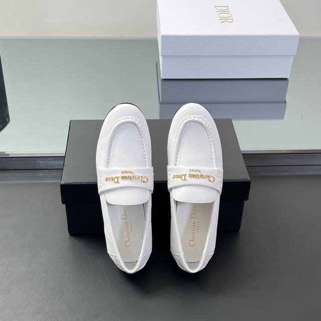 高版本 迪奥这款Dior Boy 乐福鞋是2025秋季系列新品，以高雅风格重新演绎经典设计。白色柔软牛皮革鞋面搭配杏仁形鞋头，鞋面饰以金色饰面金属Christi