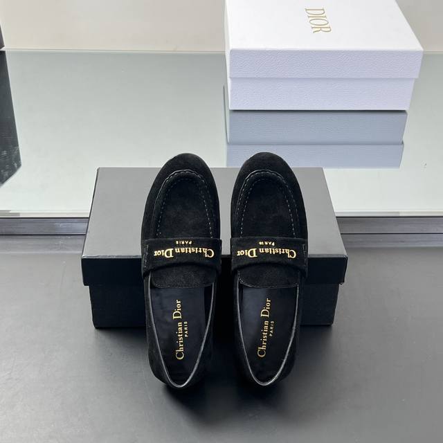 高版本 迪奥这款Dior Boy 乐福鞋是2025秋季系列新品，以高雅风格重新演绎经典设计。白色柔软牛皮革鞋面搭配杏仁形鞋头，鞋面饰以金色饰面金属Christi
