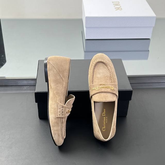 高版本 迪奥这款Dior Boy 乐福鞋是2025秋季系列新品，以高雅风格重新演绎经典设计。白色柔软牛皮革鞋面搭配杏仁形鞋头，鞋面饰以金色饰面金属Christi
