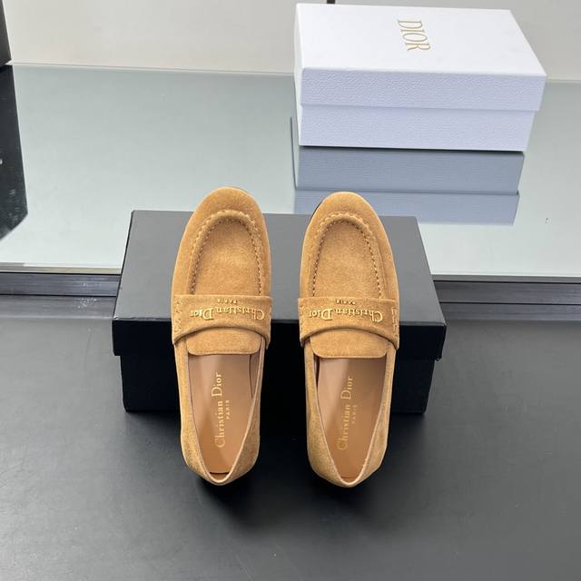 高版本 迪奥这款Dior Boy 乐福鞋是2025秋季系列新品，以高雅风格重新演绎经典设计。白色柔软牛皮革鞋面搭配杏仁形鞋头，鞋面饰以金色饰面金属Christi