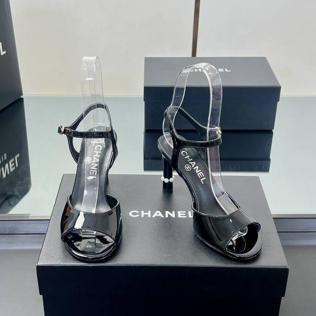 高版本 Chanel 香奈儿 凉鞋 2025春夏系列珍珠细跟高跟凉鞋！ 真的一眼爱了，珍珠双C扣完美搭配 真的超级有个性，是这款鞋子最大的亮点，醒目而不浮夸的设