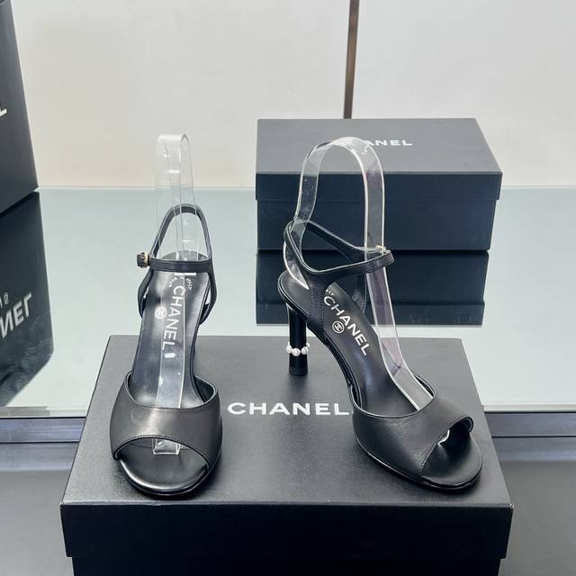 高版本 Chanel 香奈儿 凉鞋 2025春夏系列珍珠细跟高跟凉鞋！ 真的一眼爱了，珍珠双C扣完美搭配 真的超级有个性，是这款鞋子最大的亮点，醒目而不浮夸的设