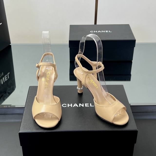 高版本 Chanel 香奈儿 凉鞋 2025春夏系列珍珠细跟高跟凉鞋！ 真的一眼爱了，珍珠双C扣完美搭配 真的超级有个性，是这款鞋子最大的亮点，醒目而不浮夸的设