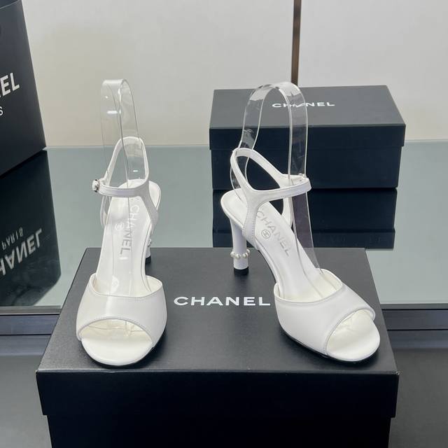 高版本 Chanel 香奈儿 凉鞋 2025春夏系列珍珠细跟高跟凉鞋！ 真的一眼爱了，珍珠双C扣完美搭配 真的超级有个性，是这款鞋子最大的亮点，醒目而不浮夸的设