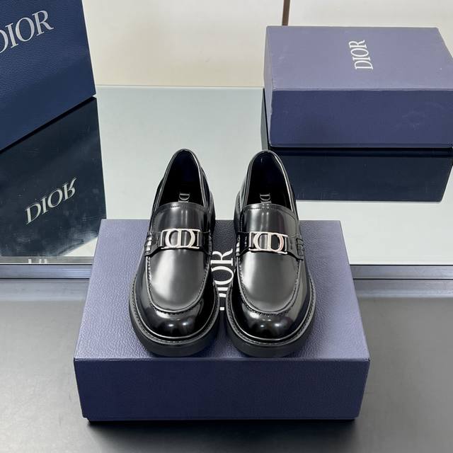 顶级版本 Dior 迪奥男士乐福鞋休闲皮鞋，这款乐福鞋采用进口牛皮精心制作，鞋面饰以品牌饰扣装饰，别具一格。皮质质感极好，套穿式一脚蹬设计，易穿脱，本染小牛皮内