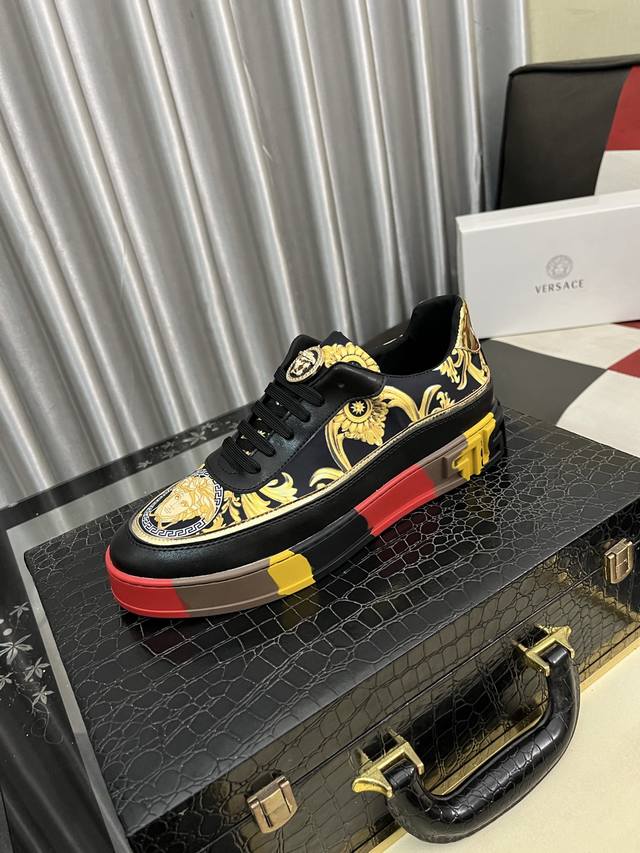 出厂价Pp： Versace 范思哲最新款精心打造，引爆全场！不断创新的国际品牌 此款男士四季款休闲鞋，牛皮鞋面羊皮内里橡胶大底， 码数：38-442色可选