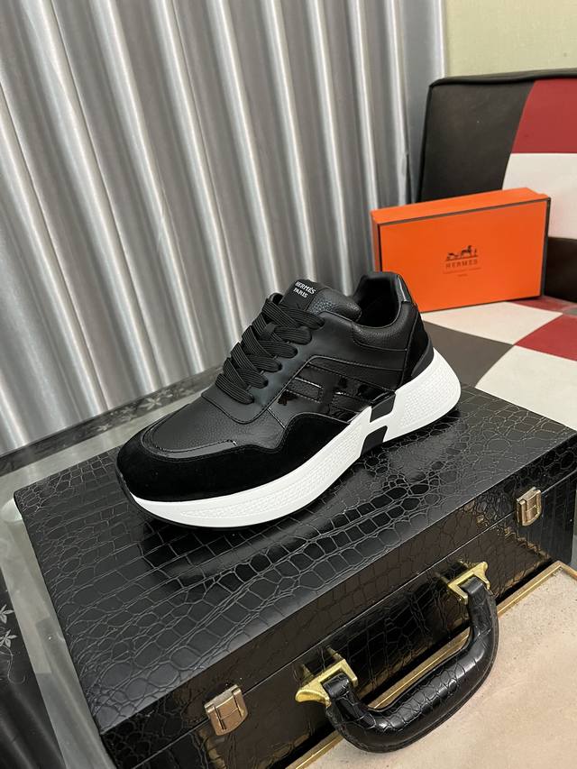 出厂价Pp： Hermes 爱马仕原单高品质精品，男士休闲之履运动鞋结合高科技牛皮，在橡胶鞋底上饰以夸张“H”字母，斜体设计和鲜艳色彩展现活力，延续品牌设计灵感
