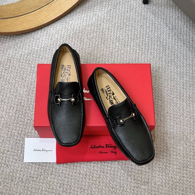 出厂价P 羊里 菲拉格慕Ferragamo2025新款系列鞋面意大利进口小牛皮、原版大底开模。水染绵羊皮内里。每一位成功男士的身份衬托，上脚大气稳重高端定制专柜
