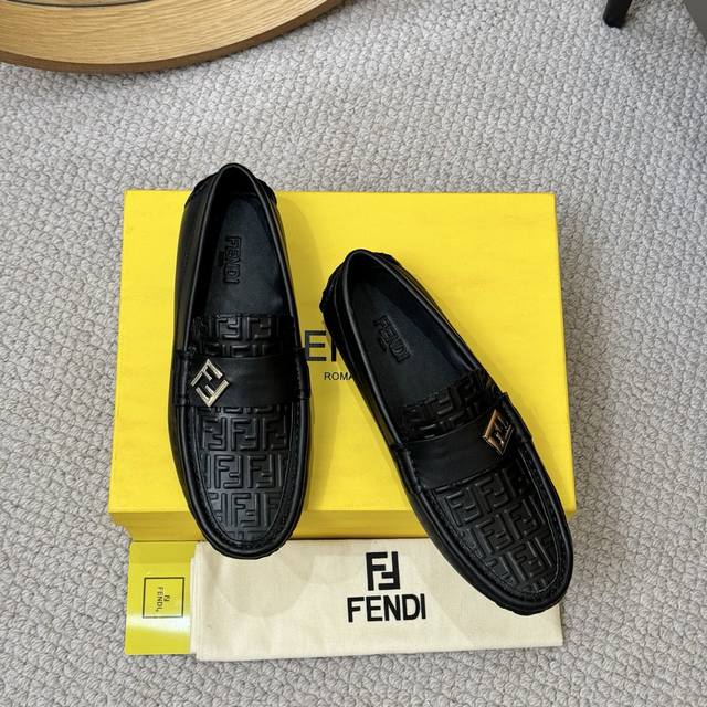 出厂价P Fendi 芬迪 2025年新米兰男时装懒人走秀款时尚休闲豆豆鞋 进口小牛皮面料 超滑质感 吸汗透气 ， 羊皮内里 。鞋身金属Logo美杜莎头像不规则