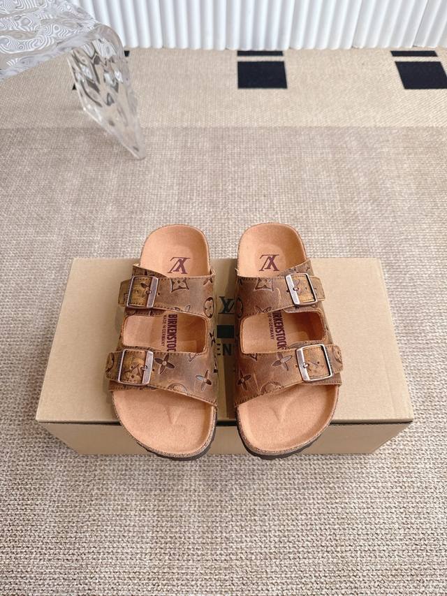实价： Louis Vuitton × Birkensto联名合作款Boston两带软底 勃肯沙滩凉 万年经典勃肯软底强势推出，一个品牌就是一个类型，其构造鉴于