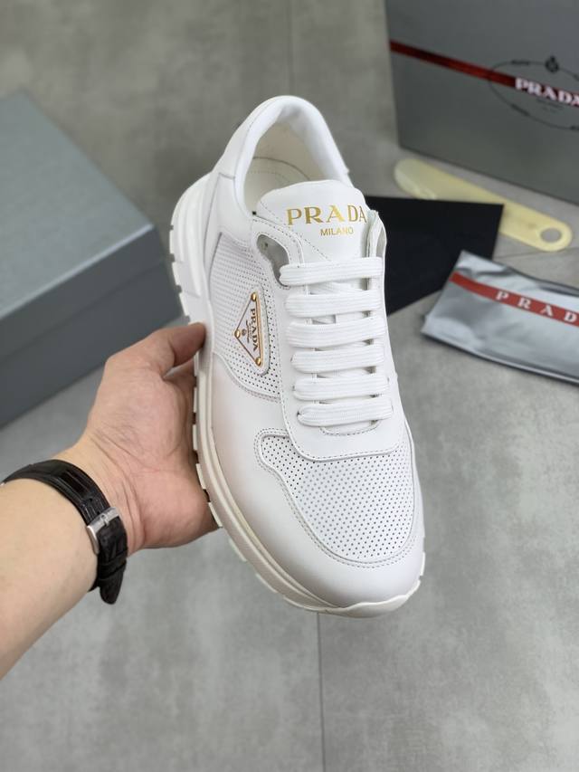 工厂P价P 实价 高版本 新款Prada 普拉达 同步经典款上市， 新款男鞋、面料精选原版进口小牛皮。头层进口牛皮内里。原版牛里垫脚！原版开模防滑Pu大底，精美