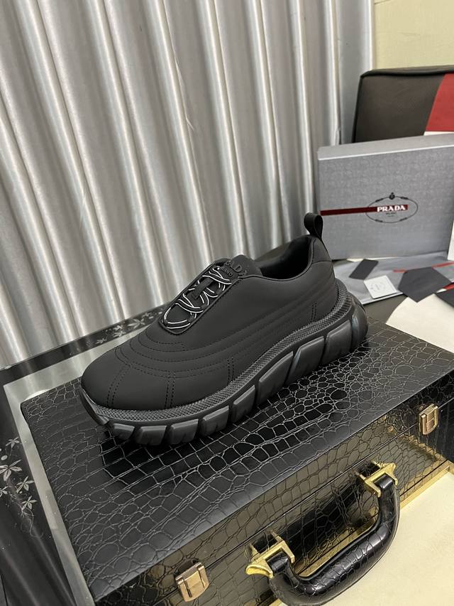 出厂价Pp： Prada 普拉达 -高端品质 原单休闲运动鞋-鞋面：进口纳帕小牛皮、荔纹小牛皮、品牌滴胶镂空网帆布、鞋身车缝品牌金属扣件-内里：水染牛皮-大底：
