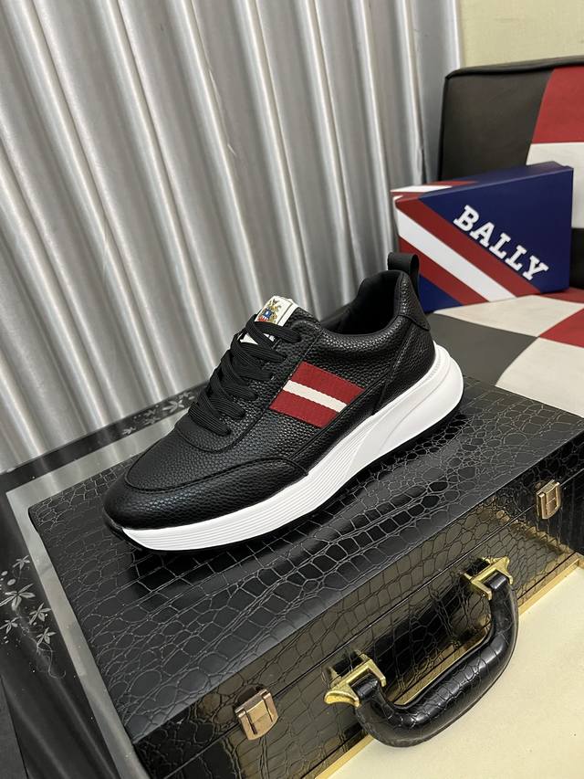 出厂价Pp： Bally 巴利 男士新款皮革休闲运动鞋！这款运动鞋采用进口小牛皮制成，搭配经典橡胶鞋底，在永恒的设计中融入现代气息。内里羊皮 上脚舒适，时尚洋气