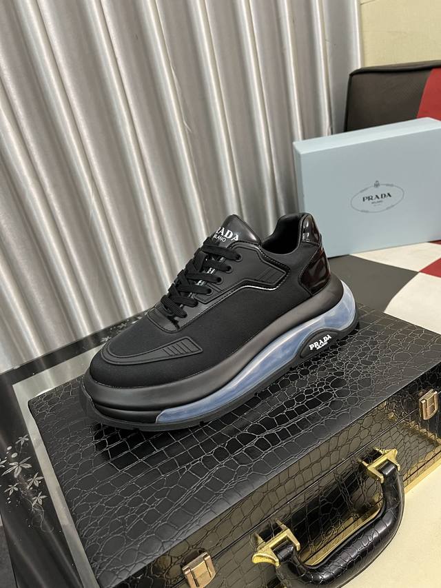出厂价Pp： 普拉达Prada* 最新爆款休闲鞋，顶端品牌 奢侈～代购，顶级～质量。 鞋面選用进口透气牛皮搭配布材质透气羊皮垫脚 精细做工。码数: 38-442