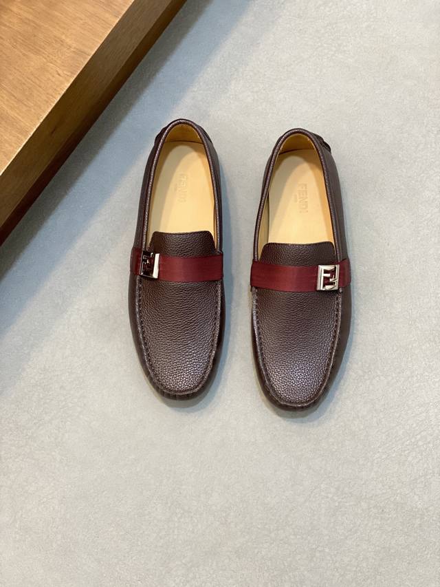 爆款现货新品。高品质家Fendl男士豆豆鞋高品质，高端开车鞋，配全套包装！材质：进口牛皮。进口优质水染牛皮内里耐磨大底特点：高档舒适 纯手工制作 打造最适合您的